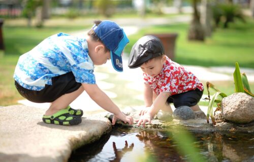 子供が遊んでいる画像