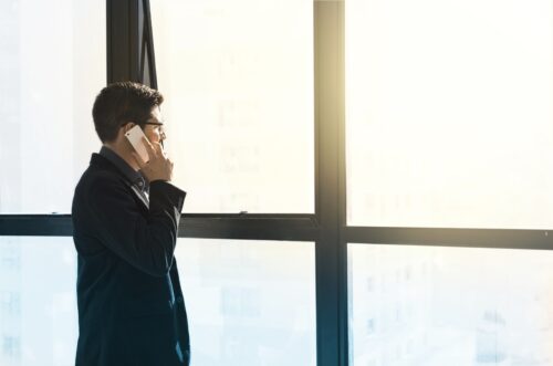 電話する男性